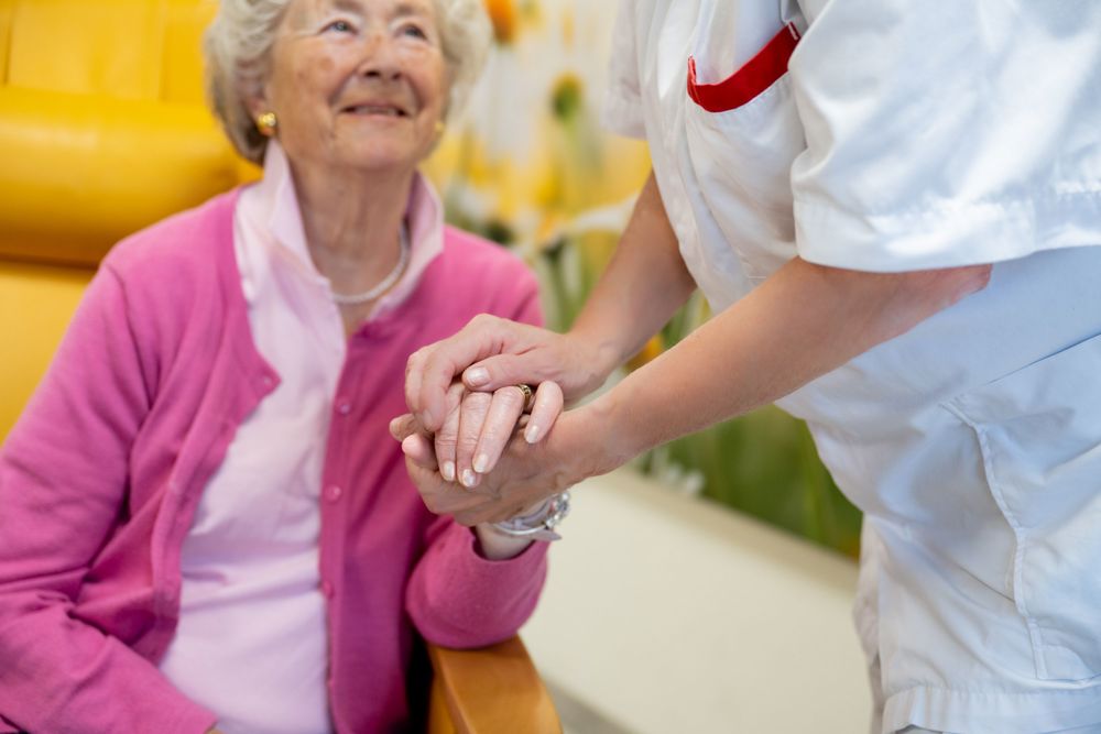 Afbeelding van een dame waarbij de arts haar handen vasthoudt
