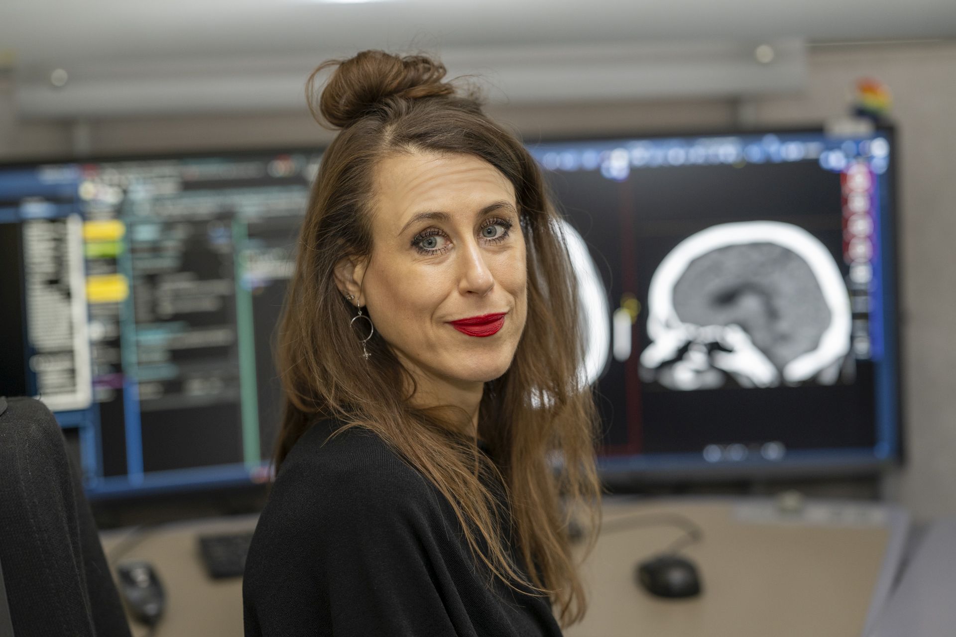 Vrouw met rode lippenstift voor computerscherm