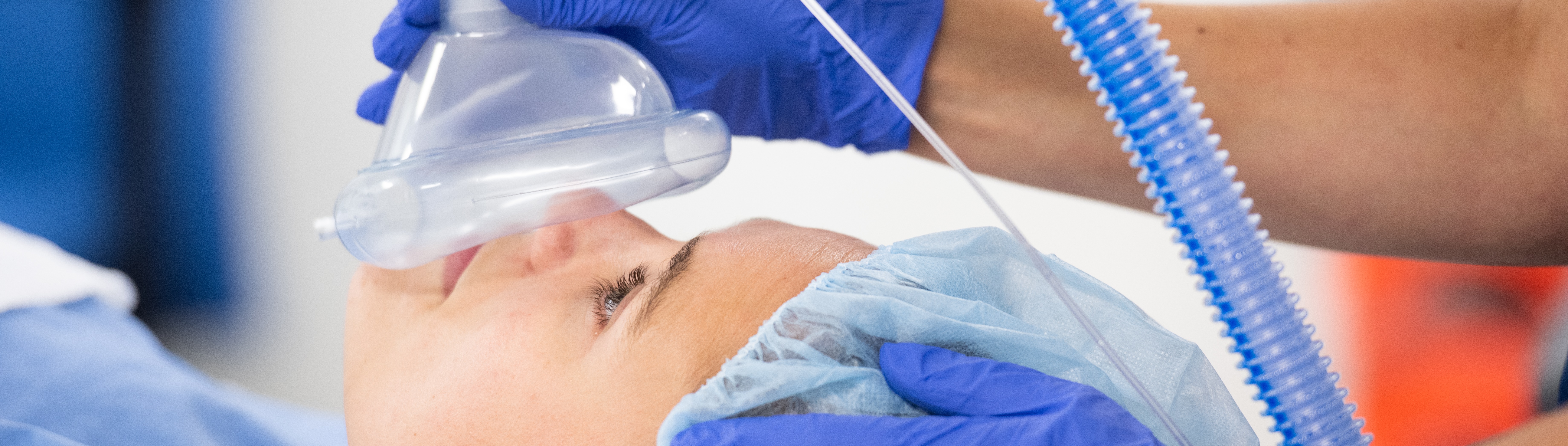 Foto van een patiënt die onder narcose wordt gebracht