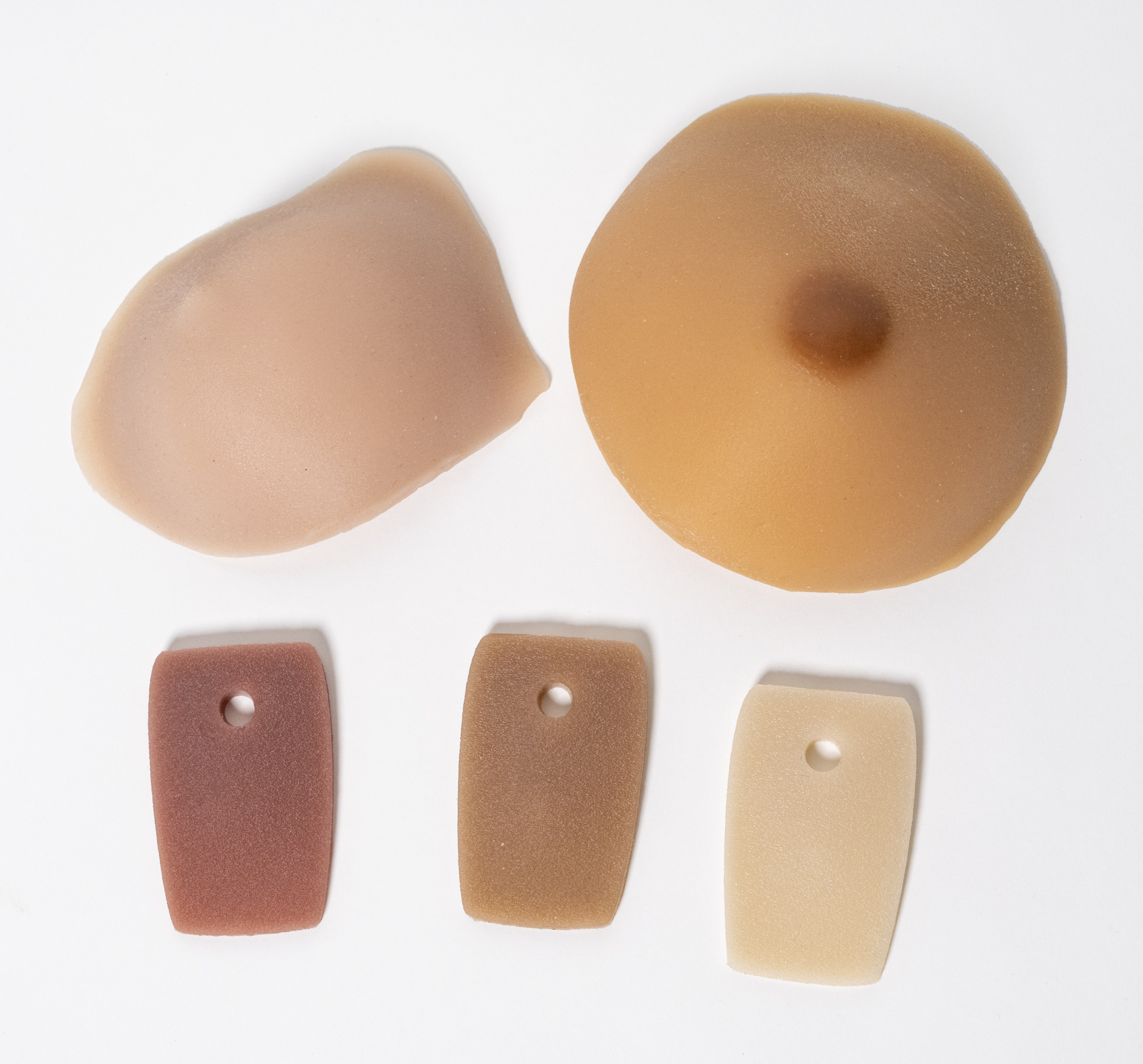 Een deelprothese en een volledige borstprothese van EVE