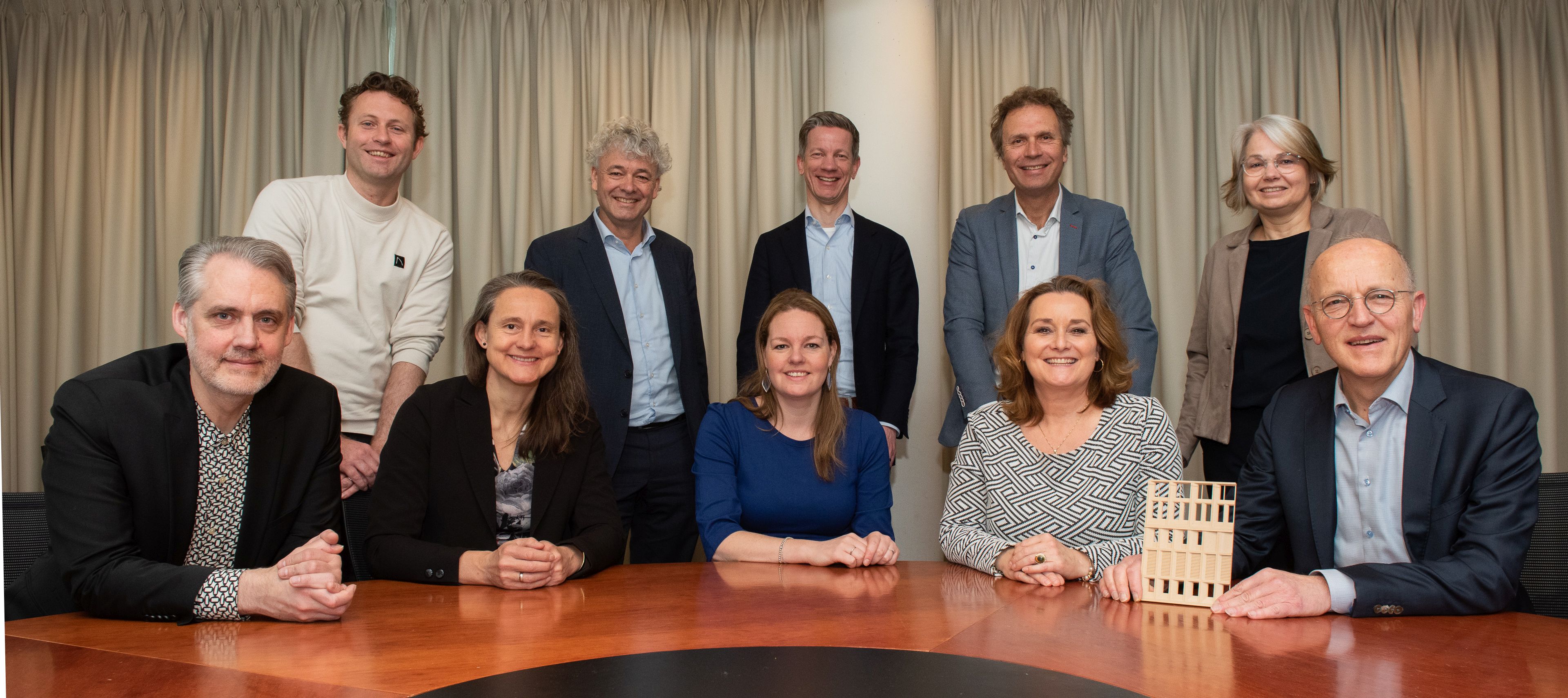 OLVG-betrokkenen en ‘ontwerpende partijen’ na tekenen raamovereenkomst nieuwbouwplannen