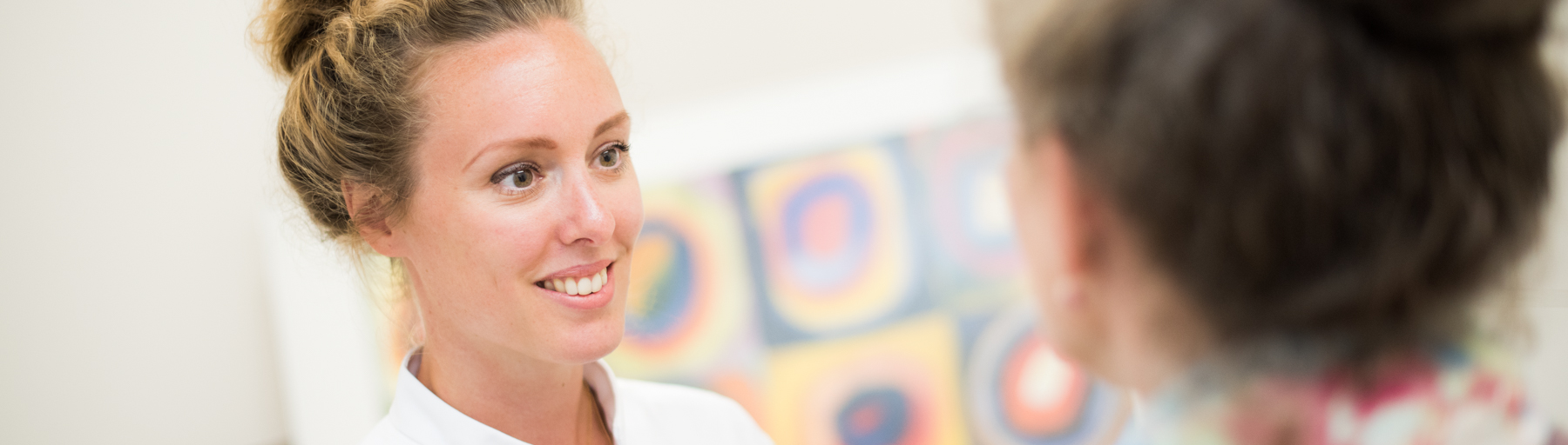 Foto van een zorgverlener en een patiënt