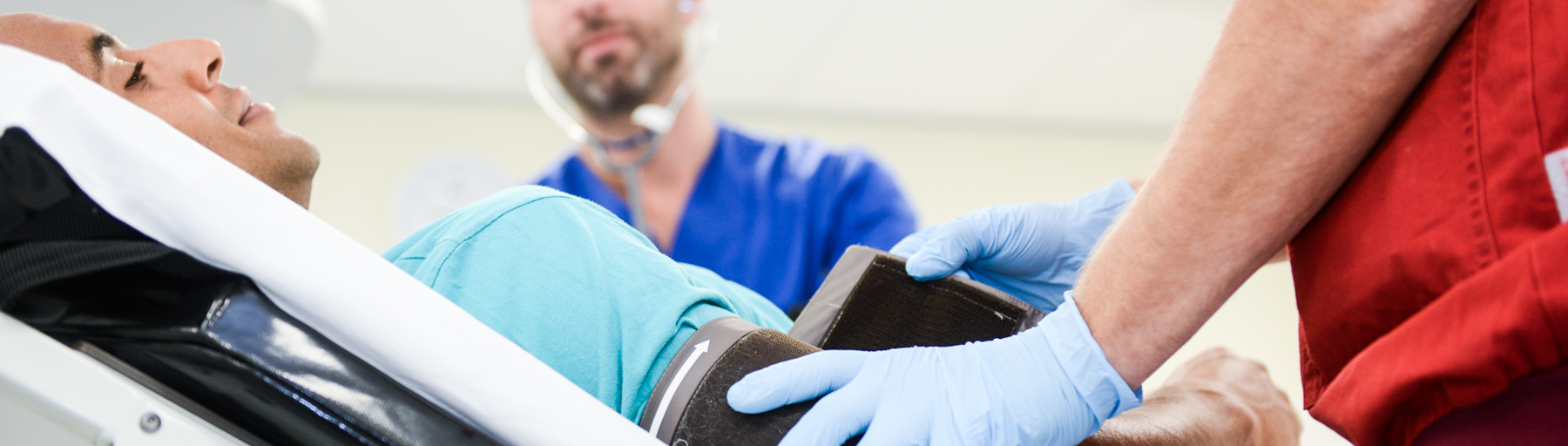 Foto van een zorgverlener en een patiënt