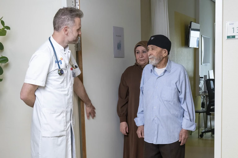 Dokter neemt afscheid van patiënt en naaste