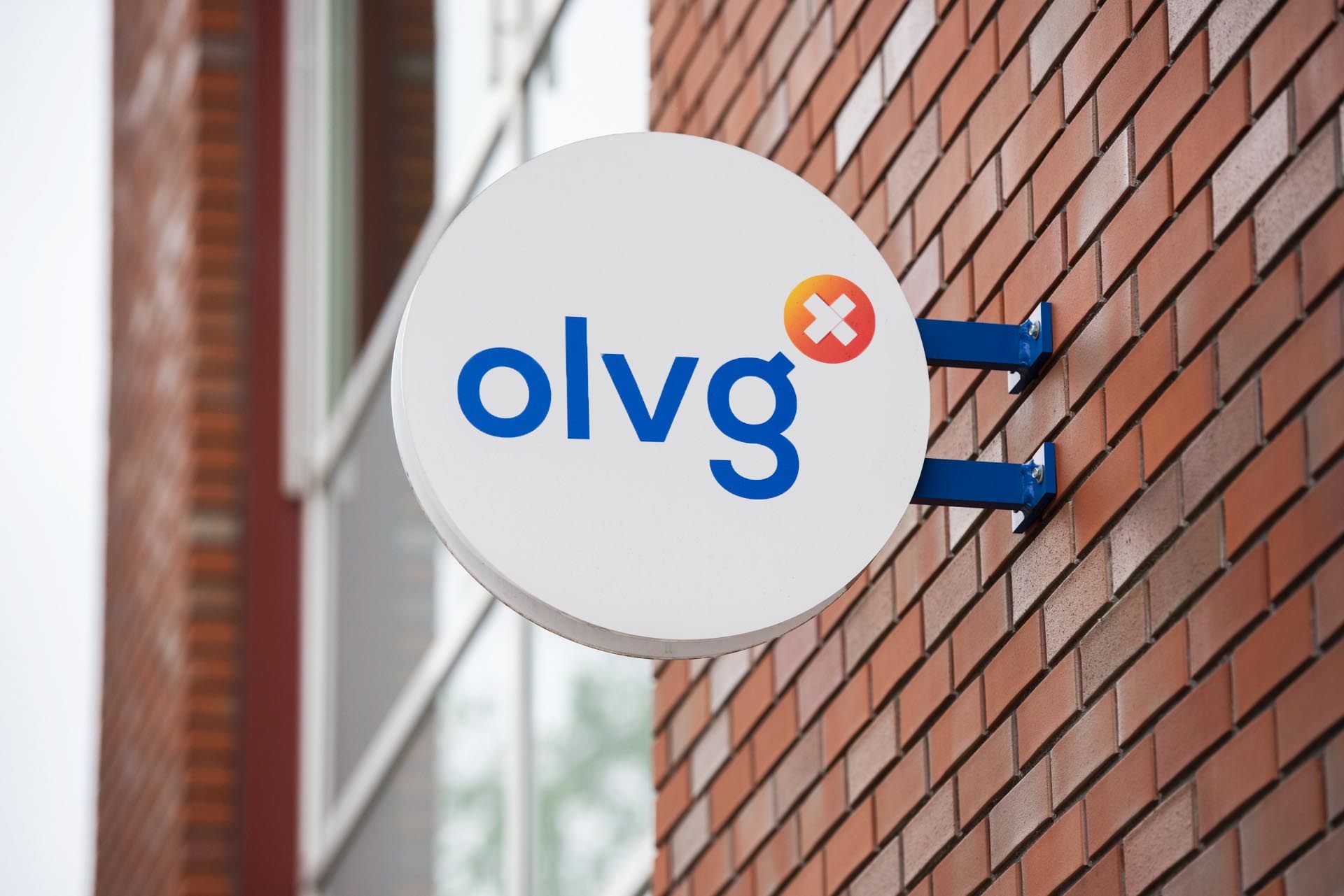 Foto van een bord met OLVG-logo aan de gevel