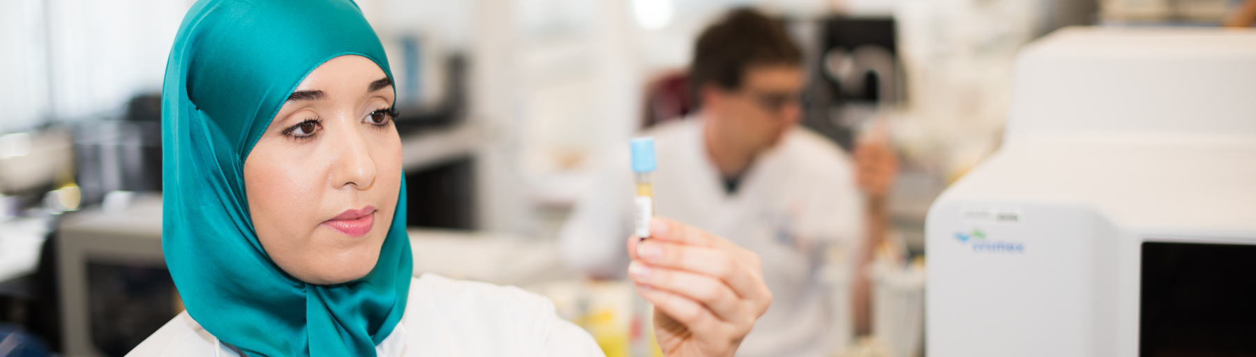 foto van een medewerker die onderzoek doet