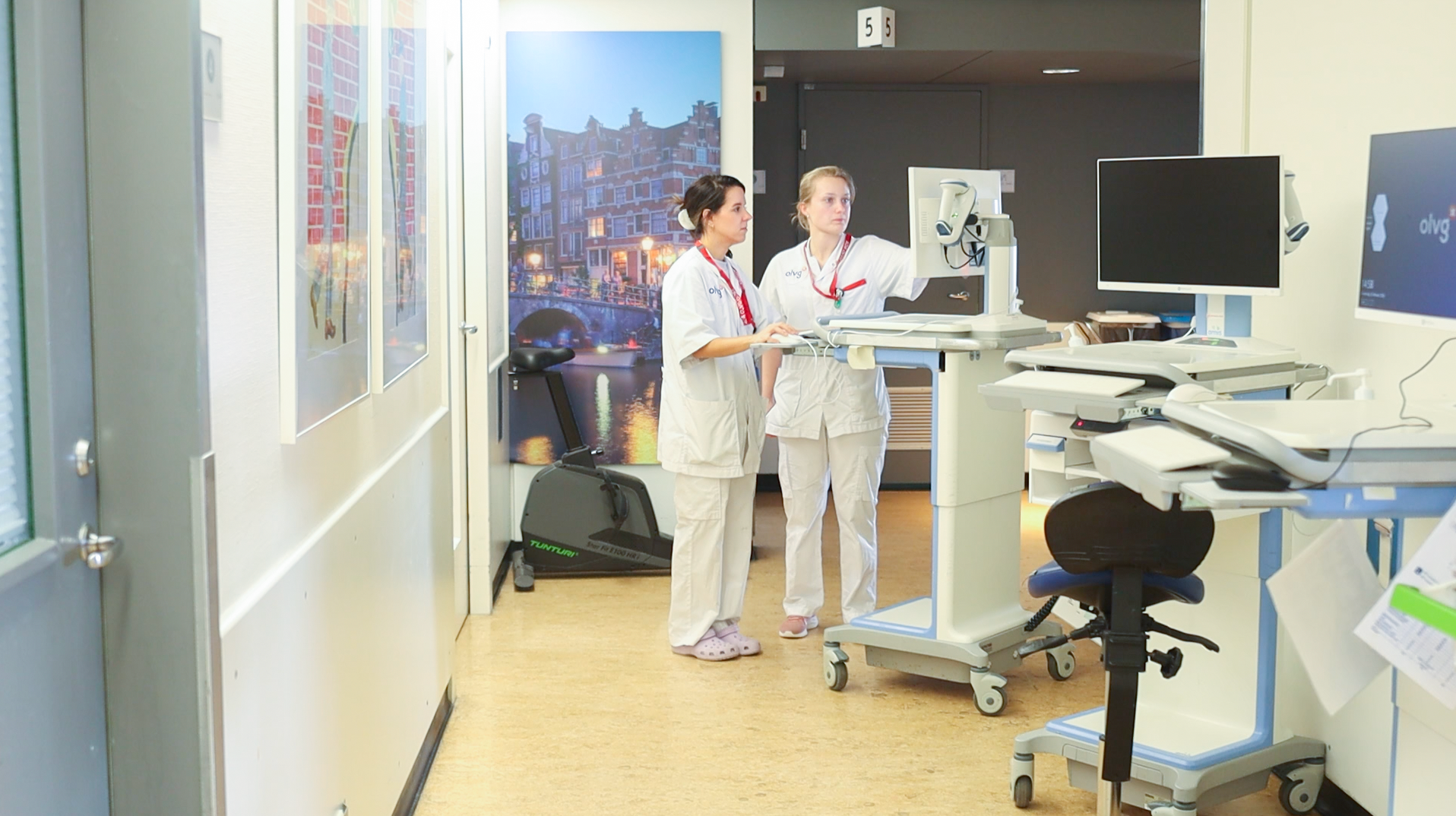 Twee verpleegkundigen op een verpleegafdeling achter een computer 