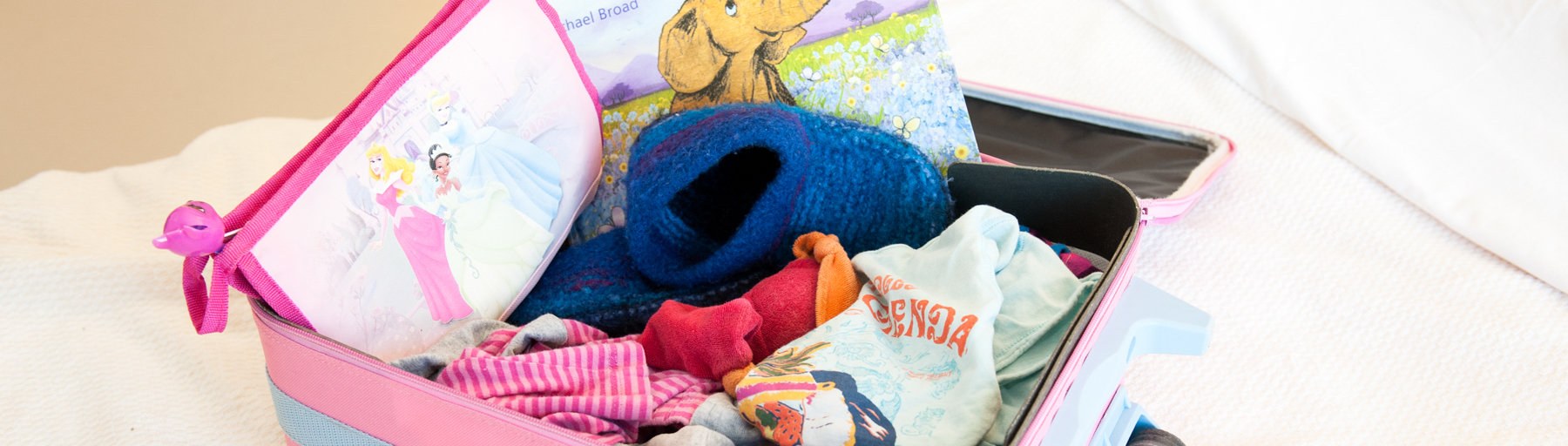 Foto van een koffertje met kinderkleding