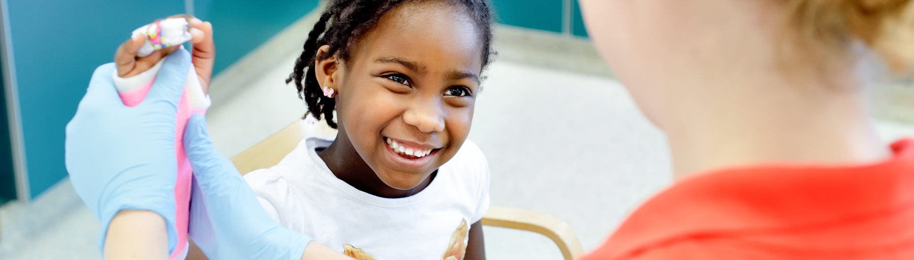 Foto van een kindje met een gipsarm