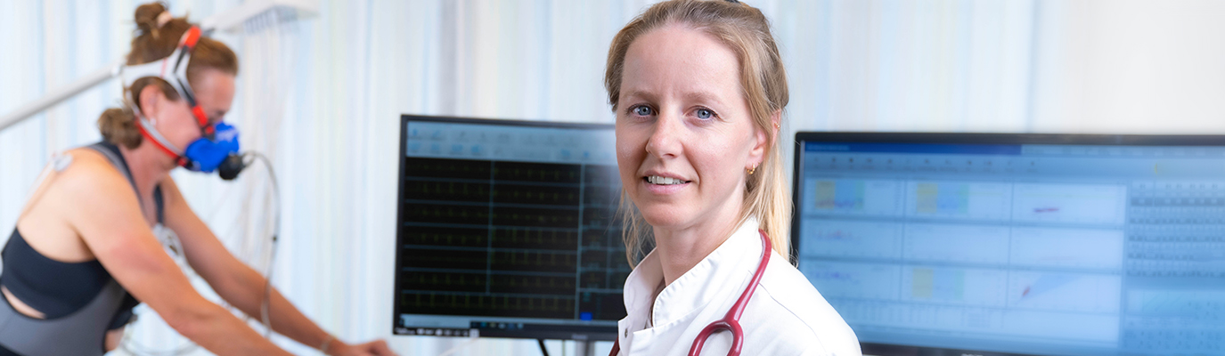 Foto van een patiënt en een zorgverlener in een sportruimte