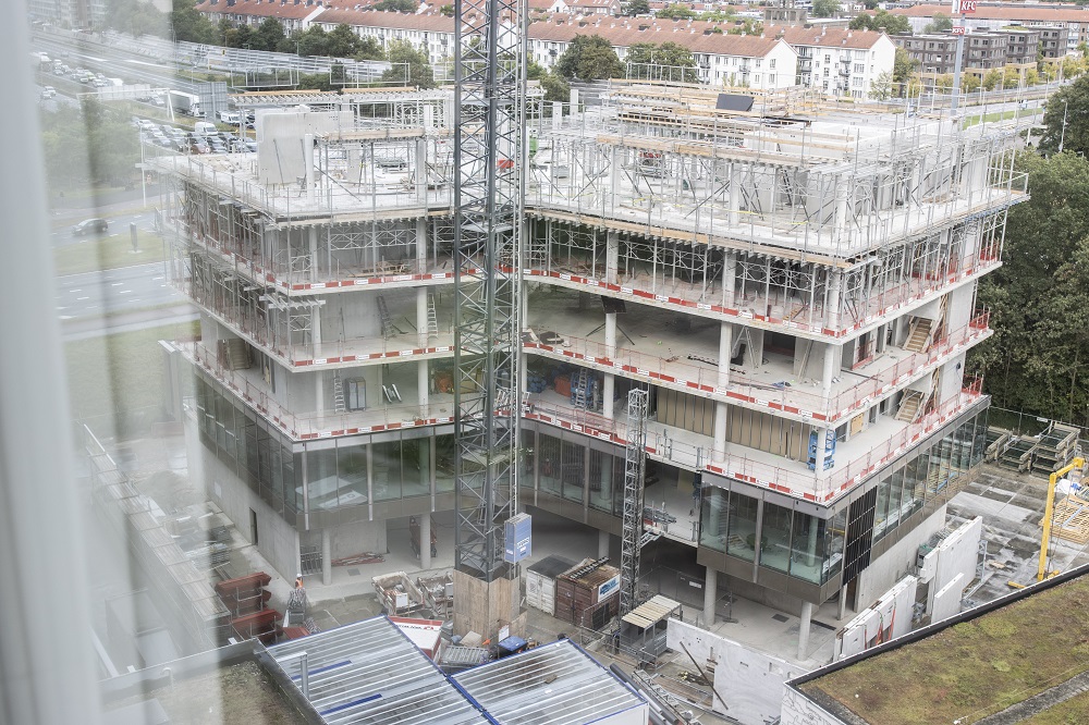 Foto van labgebouw in aanbouw