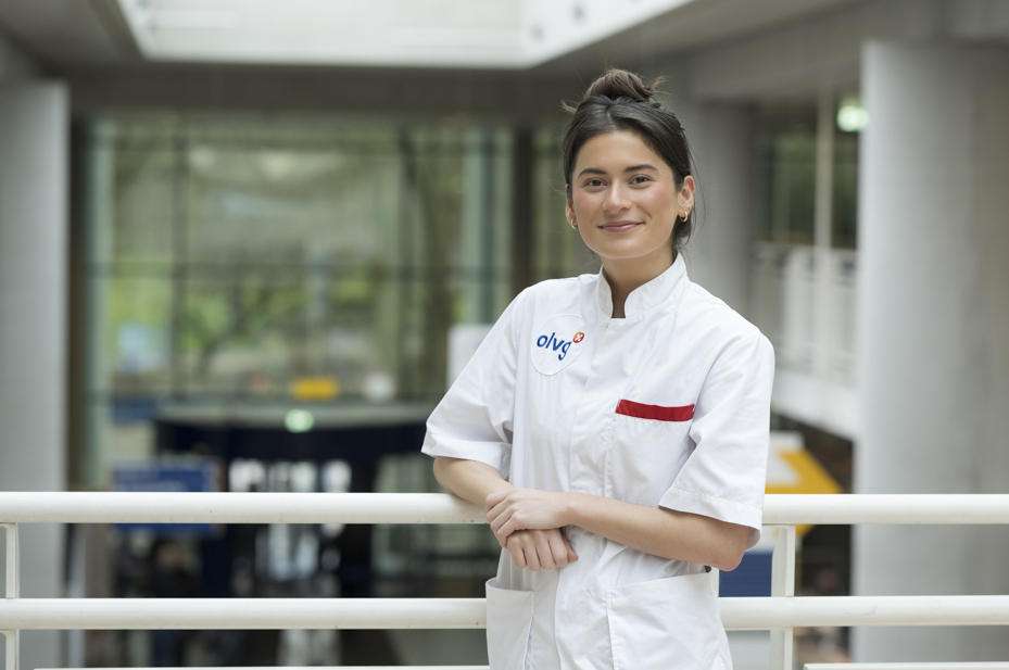 Op de foto zie je Charon Bakker, verpleegkundige en stewardess