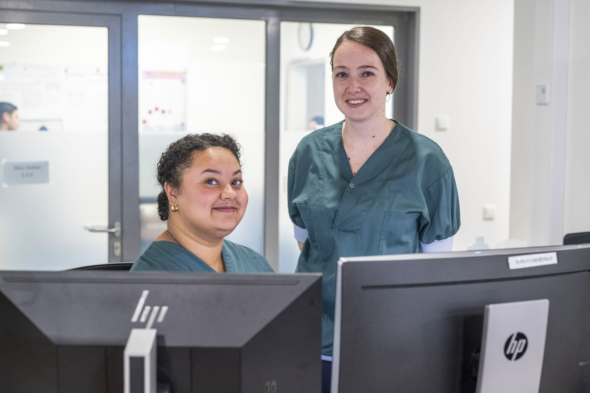 Foto van arts-assistenten Nashara en Amber